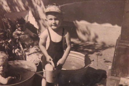 Bruno und Geschwister am Baden 1955 im Chalet Steg .JPG