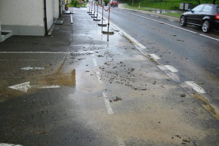 Unwetter 2011 Bach kommt bis vor die Haustüre .JPG