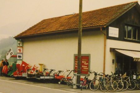 Bruno verkauft nach der Velo Mofa Mech. Prüfung die ersten 2 Rad Fahrzeuge .JPG