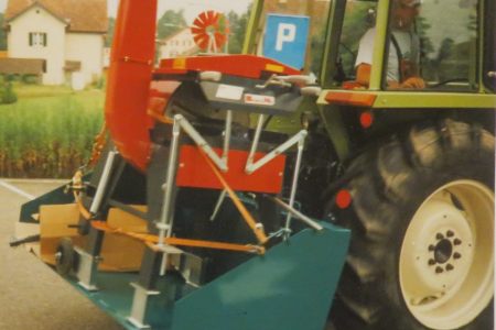 Erster Traktor Occ. verkauft . mit Pfahlschälmaschine .JPG