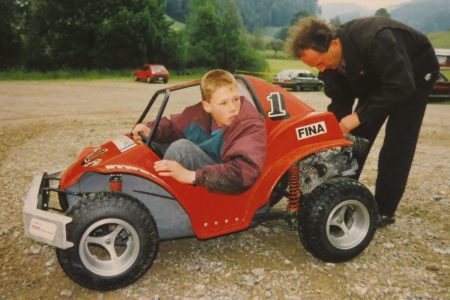 Stefan mein Paten Sohn am Testen im Skilift Steg  .JPG