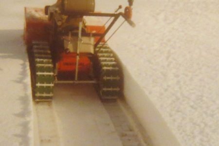 Erste Schneefräsen von Fa. Universal  mit Raupen  Satz Super Sache 1978  .JPG